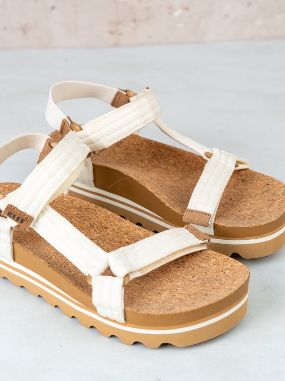 NWOT Reef Cushion Rem Hi White Size 7 - Picture 2 of 7